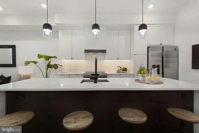 Building Photo - Modern 3BR/3BA Shaw Penthouse with Two Private Decks