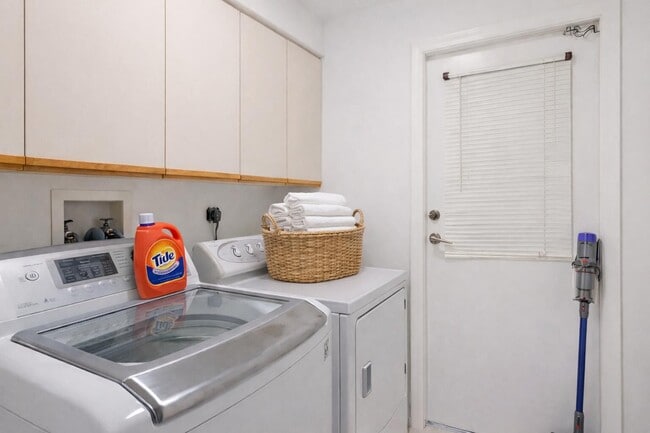 Building Photo - 739 Pine Lake Dr