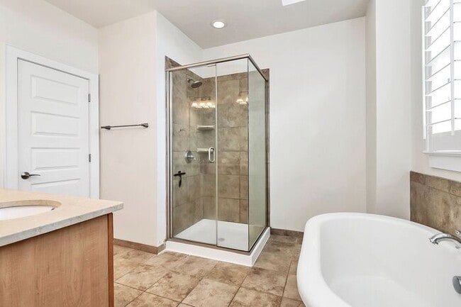Building Photo - Beautiful 3BD/2.5BA Townhome