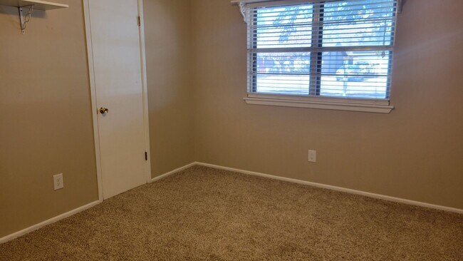 Building Photo - Leasing now! Cozy and comfortable 3/2/2 Brick Home Available for August