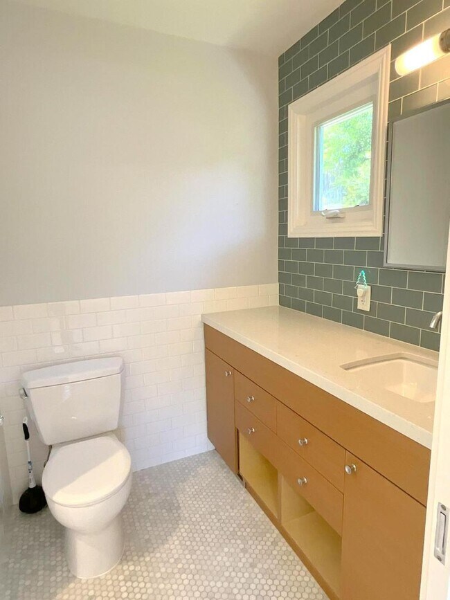 Building Photo - TOP LOCATION & TOP SCHOOLS ! Remodeled SAR...