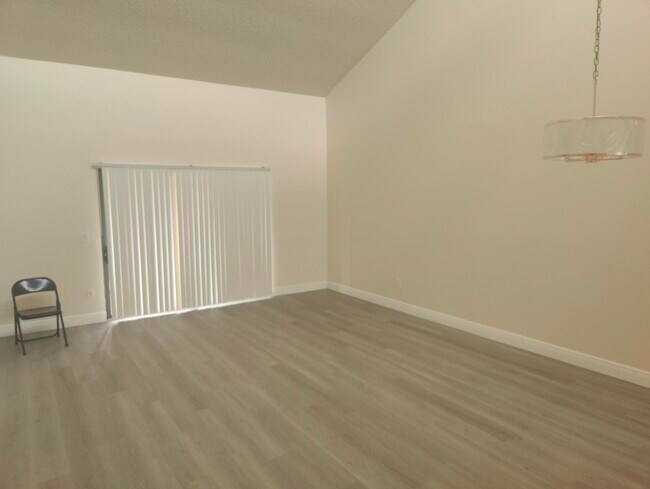 Building Photo - 302 Lakeview Dr E