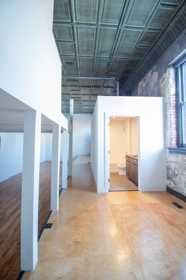 Building Photo - Spacious Loft