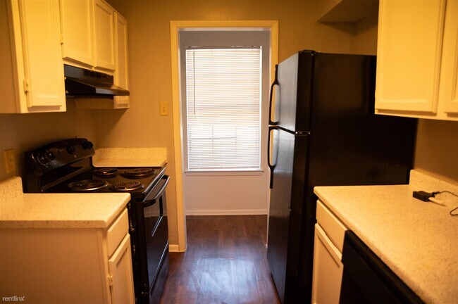Building Photo - 2 br, 1 bath Townhome - 5803 Shadydell Dr
