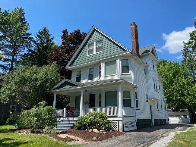 Building Photo - 1520 Maple Rd