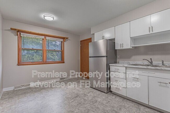 Building Photo - 252 Bonaire St