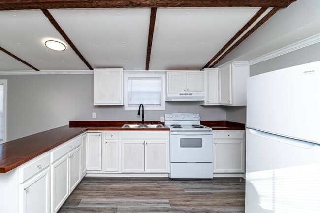 Building Photo - IMMACULATE 3 BR | 2 BA in Pikeville! Lawn ...