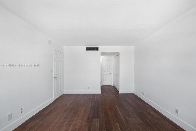 Building Photo - 6770 Indian Creek Dr