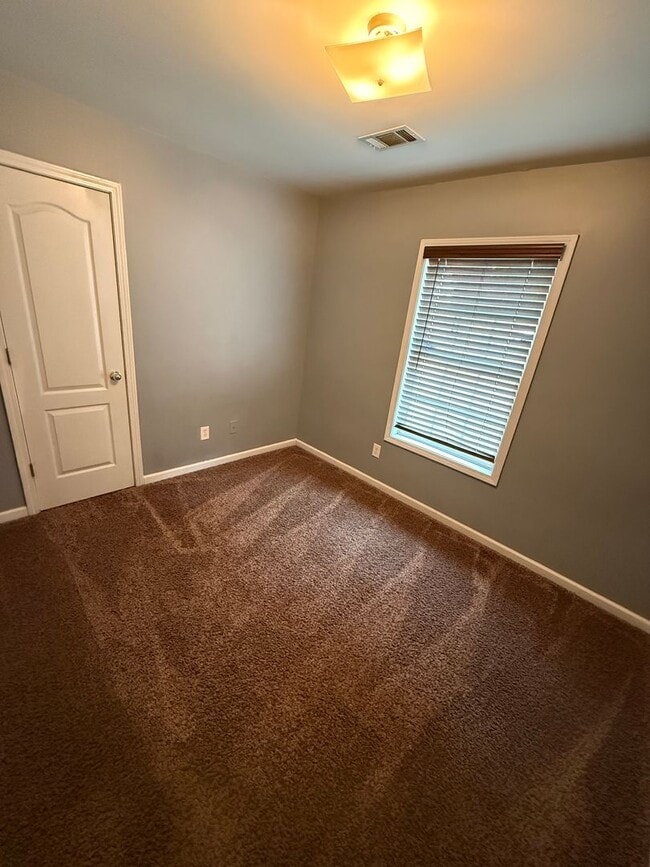 Building Photo - Comfort Meets Convenience — Move-In Ready!