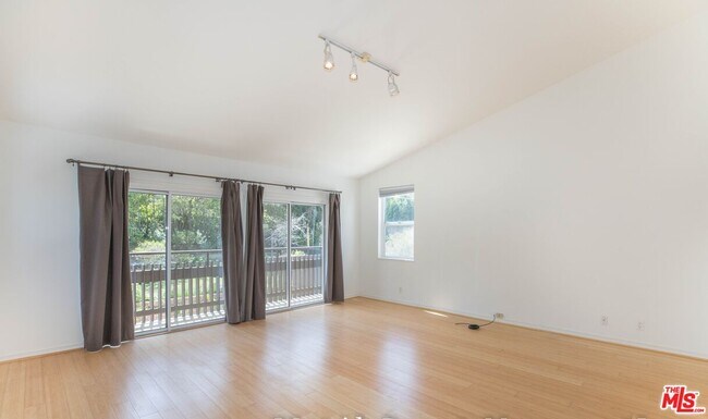 Building Photo - 12694 Montana Ave