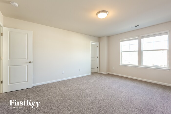 Building Photo - 558 Hillpark Ln