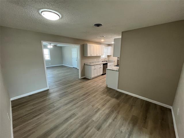 Building Photo - 3009 Clover Dr