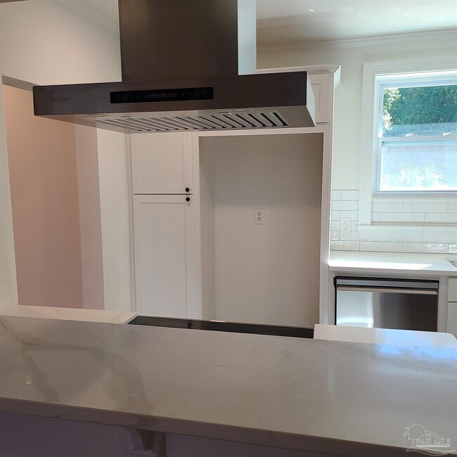 Building Photo - 1301 W Lee St