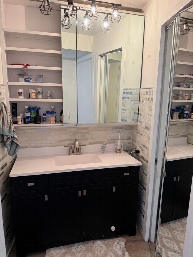 Building Photo - 300 N State St