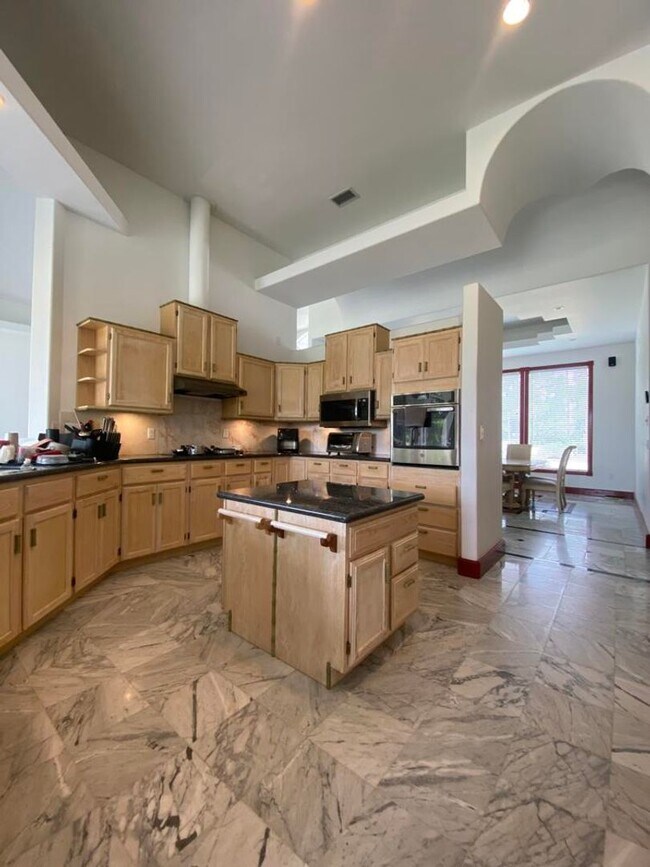 Building Photo - Spacious 3/2 with In-Law Suite