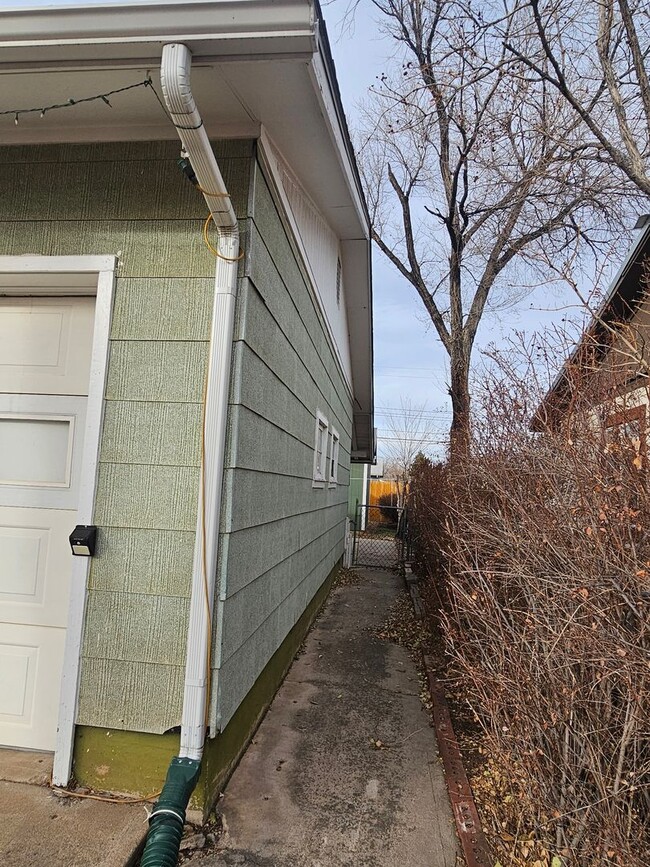 Building Photo - Cozy 2 bedroom for Rent on Rockwood Avenue