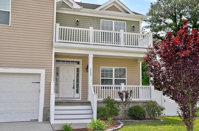 Building Photo - MOVE IN READY! GORGEOUS HOME IN CHESAPEAKE!