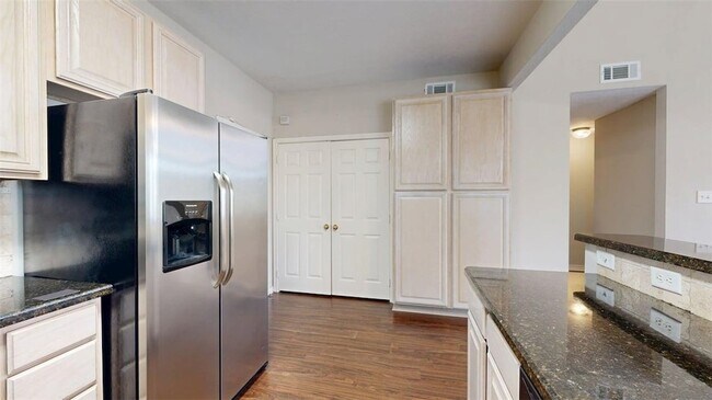 Building Photo - 1604 Park Pl