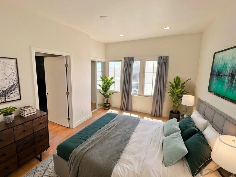 Building Photo - 3919 1/2-31-2 Mont Clair St