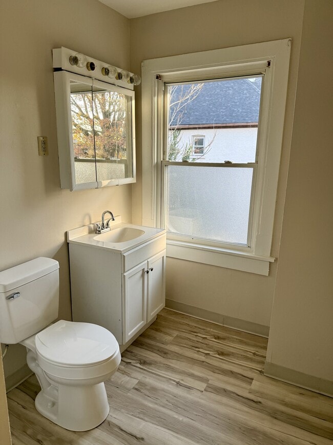 Building Photo - 541 Grafton Ave