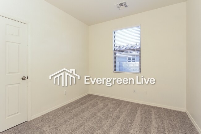 Building Photo - 524 S 4th St