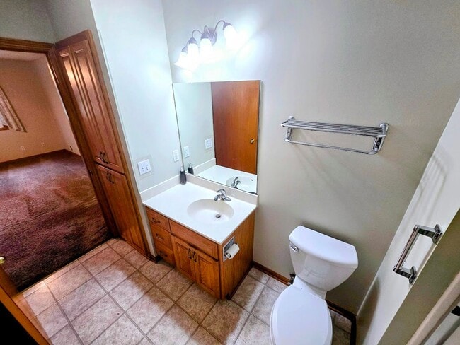 Building Photo - Charming 2-Bedroom, 2-Bathroom Home with Sunroom & Patio in Woodbury, MN