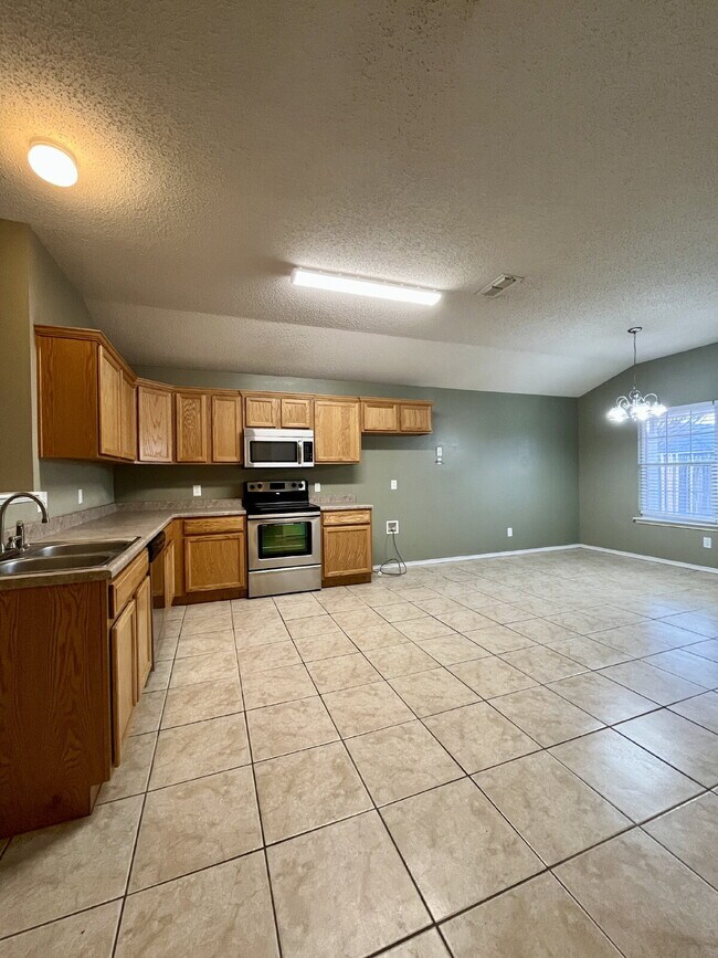 Building Photo - 3/2/2 on a Quiet Cul-De-Sac Street in the Frenship ISD