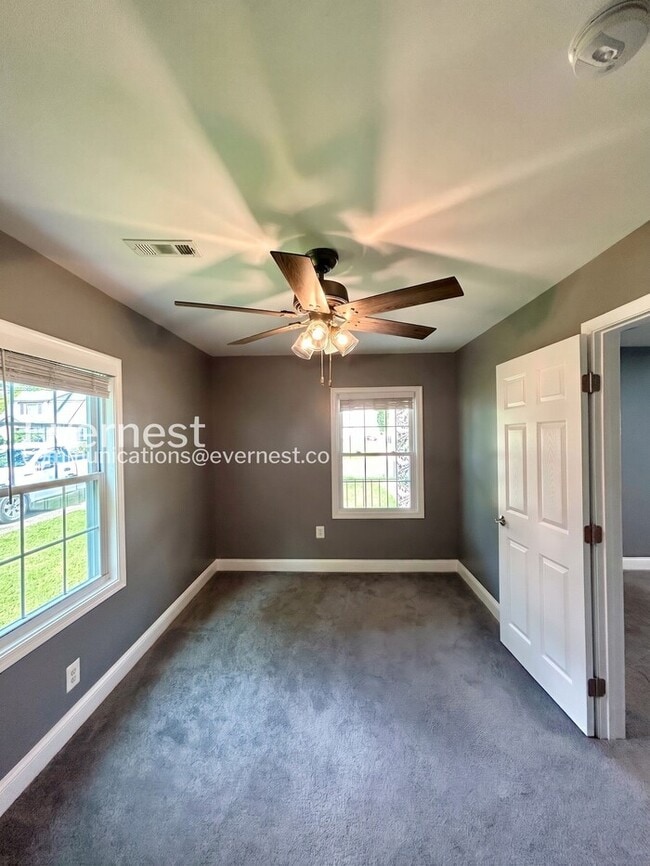 Building Photo - 2 Bed, 1 Bath Home with Off-Street Parking / Pet-Friendly / Available Now!