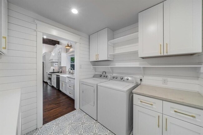 Building Photo - 1601 Windsong Trail