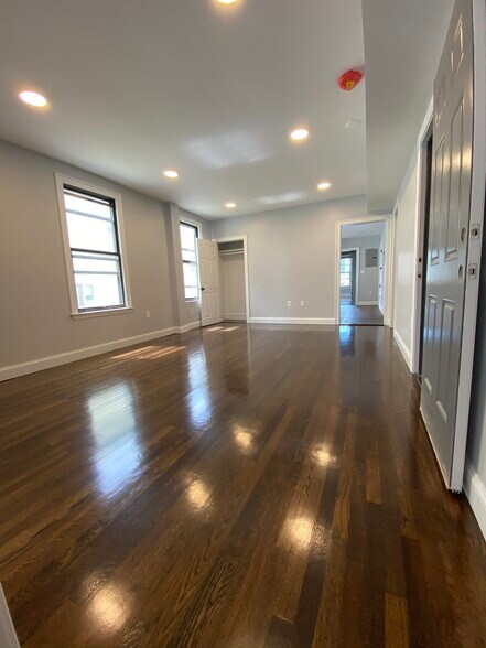 Building Photo - 344 Saratoga St