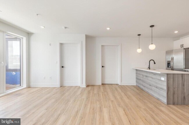 Building Photo - 629 W Girard Ave