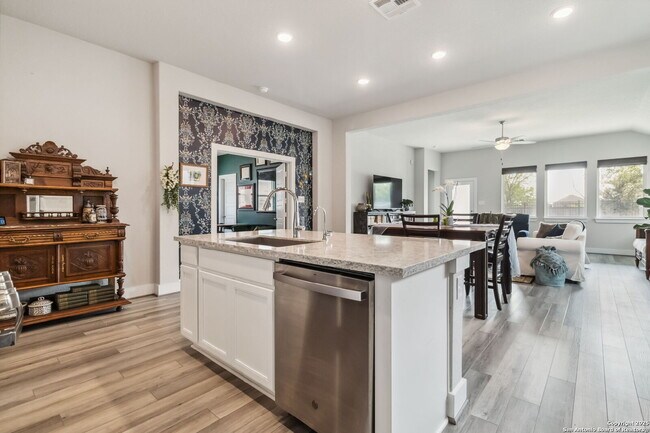 Building Photo - "Charming 3-Bedroom Home with 2 Full Baths and 1902 Sq Ft of Comfort in San Antonio!"