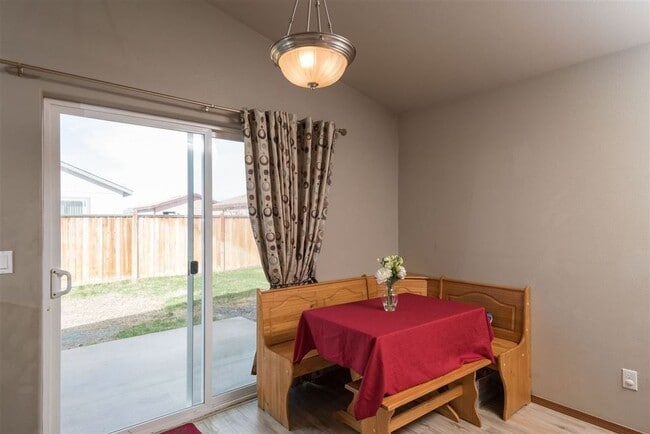 Building Photo - Charming and Bright 3 Bed, 3 Bath Home in ...