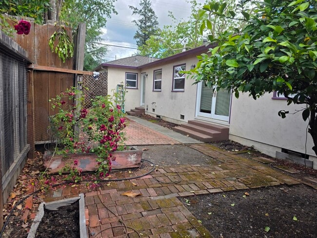 Building Photo - 1545 Brookside Dr