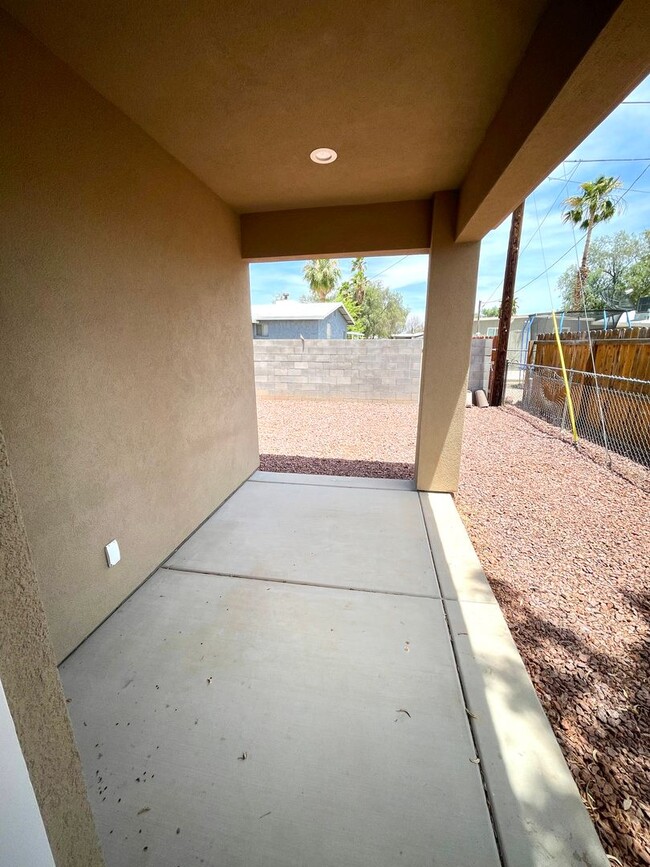 Building Photo - Stunning 3 Bedroom Home Near Colorado Rive...