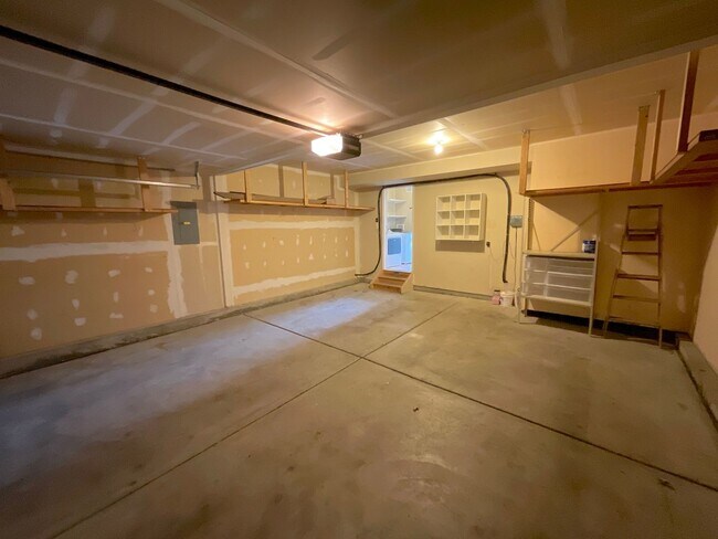 Building Photo - 4 Bedroom Home Available Near N Powers Bl ...