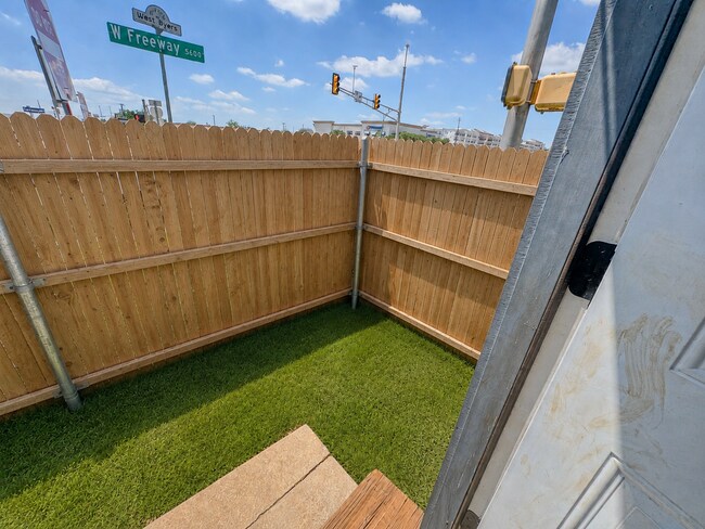 Building Photo - 3/2 Bungalo-style off Birchman