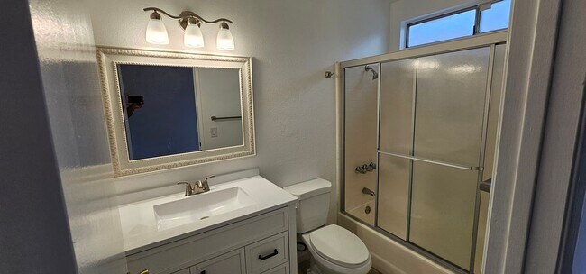 Building Photo - 3bed/2bth Single Level