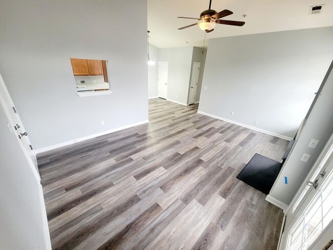 Primary Photo - NEW LISTING: Stunning 3 Bed, 2 Bath Condo ...