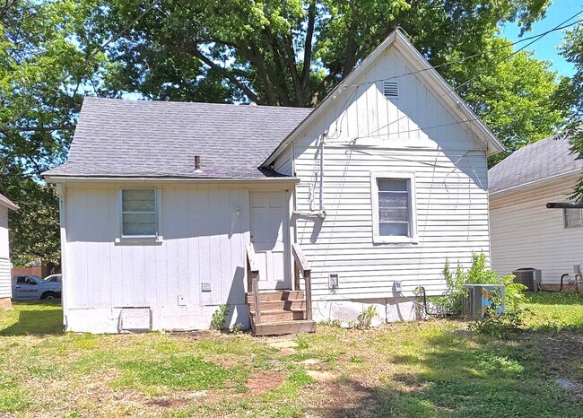 Building Photo - Cozy home with central heat & air for $650!