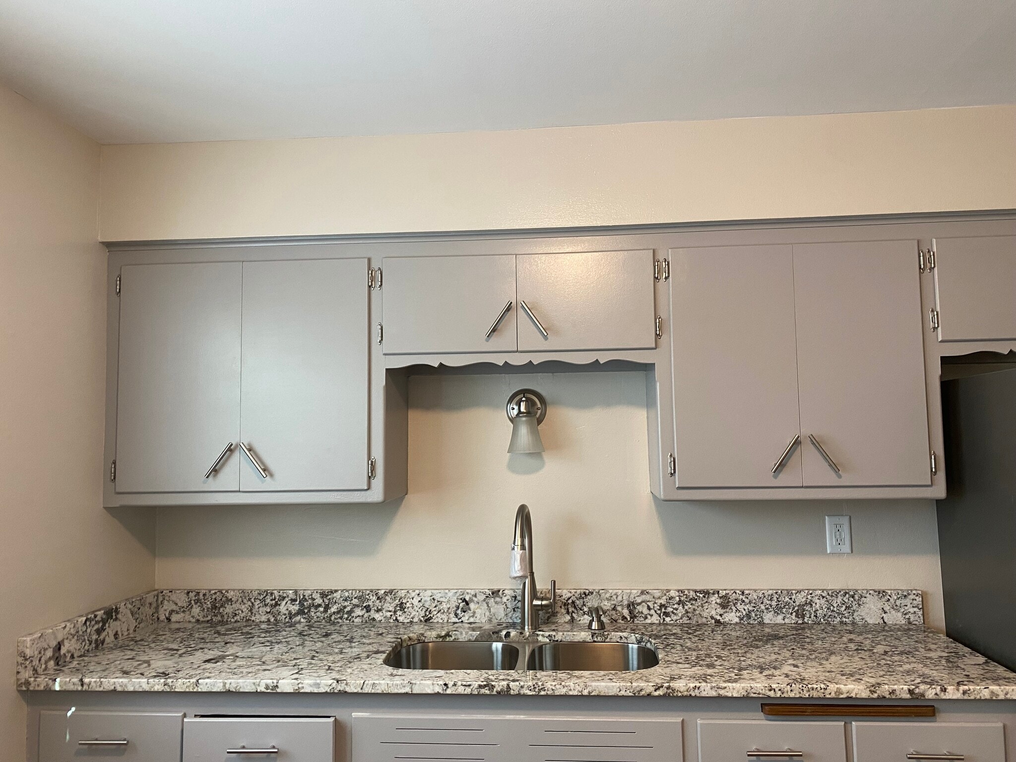 Kitchen cabinets with Granite Countertop - 143 N 63rd St