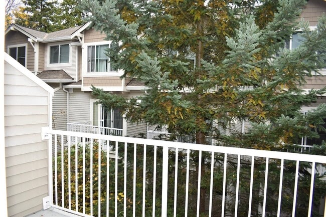 Building Photo - Gorgeous 2br/2.5ba Townhouse in Desirable ...