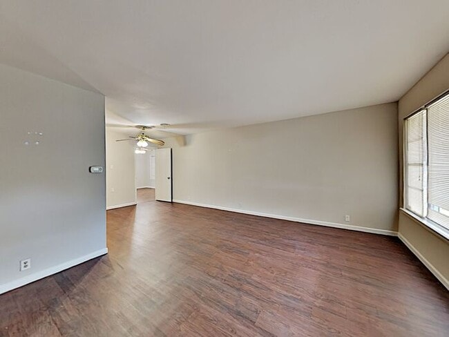 Building Photo - No Application Fees* $500 off 1st Month Rent*