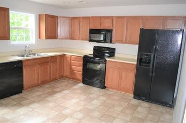 Building Photo - 4 Bedroom Townhome in Lynchburg