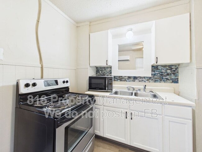 Building Photo - 4028 E 68th Terrace