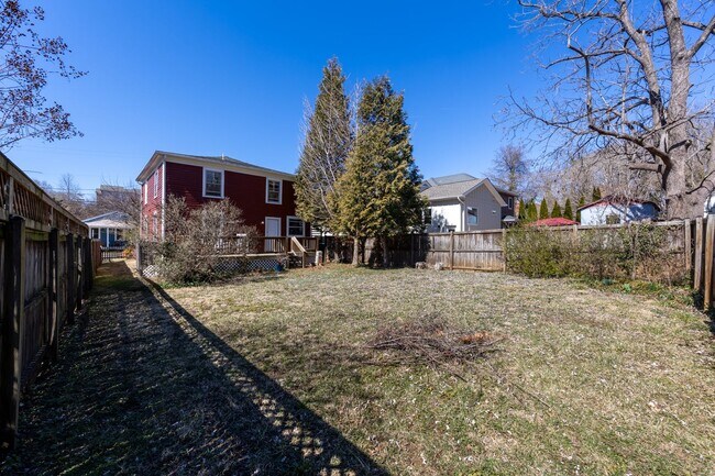 Building Photo - Walk to Main Street Restaurants and Downtown! Charming home, just like grandma's house!