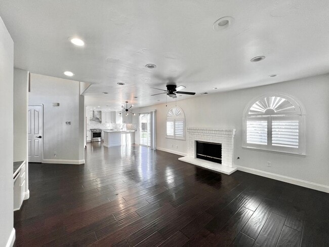 Building Photo - Large Hollister Home in Cul-de-sac