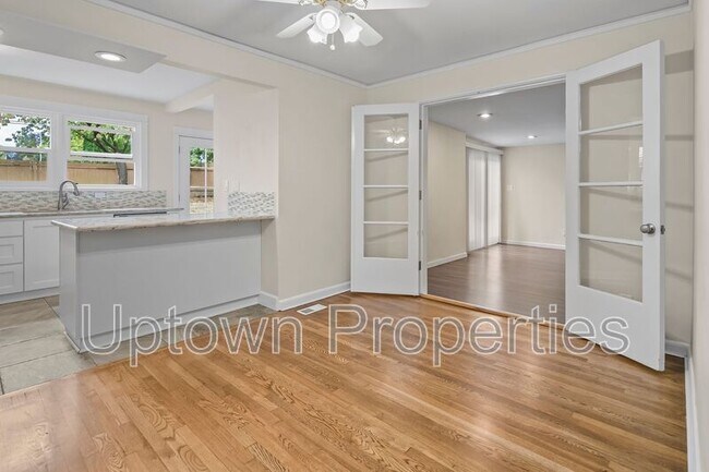 Building Photo - 9520 SW Cypress St