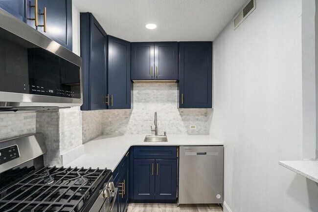 Building Photo - 2285 Peachtree Rd NE