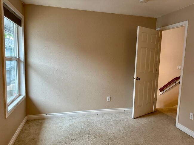 Building Photo - Two Story Condo in Downtown Bellevue